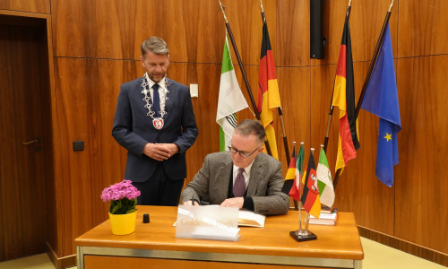 Der italienische Botschafter S.E. Fabrizio Bucci trägt sich im Beisein von Oberbürgermeister Dennis Weilmann in das Goldene Buch der Stadt Wolfsburg ein. 