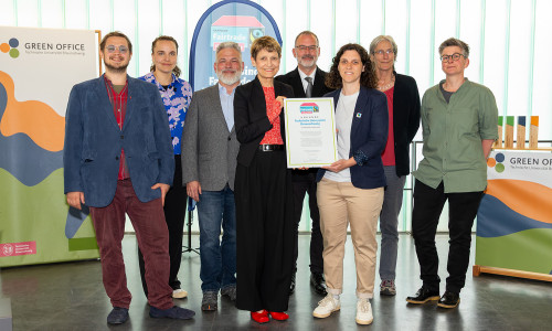 Zertifikatsübergabe mit TU-Präsidentin Angela Ittel, TU-Vizepräsident für Digitalisierung und Nachhaltigkeit Professor Manfred Krafczyk und Lena van der Kamp von Fairtrade Germany.