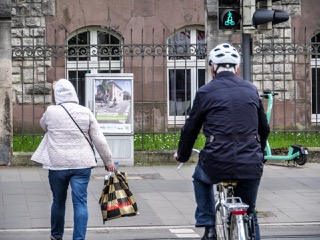 Eines der Plakate auf einem Telekomkasten.