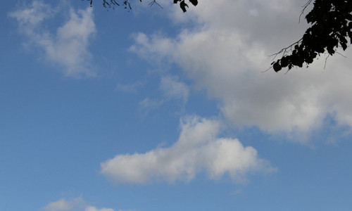 Wolken am blauen Himmel (Archiv)