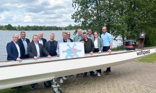 V. li.: Philipp Schulze (Sparkasse Celle-Gifhorn-Wolfsburg), Matthias Steffen (Handwerkskammer Braunschweig-Lüneburg-Stade), Claudius Nitschke (Kreishandwerkerschaft Helmstedt Wolfsburg), Burghard Selent (Innung für Elektrotechnik, Informationstechnik und Elektromaschinenbau), Thomas Casper (Lufthansa Industry Solutions AS GmbH), Sven Müller (Kreishandwerksmeister Wolfsburg), Stephan Trodtfeld (KFZ-Innung), Carsten Drewitz (Maler- und Lackierer-Innung), Michael Bitterhoff (Innung für Sanitär-, Heizungs- und Metallbeautechnik), Oliver Paprotny (Wolfsburger Kanu-Club e.V.), Sarah Brennecke (Lufthansa Industry Solutions AS GmbH) und Jens Hofschröer (Wirtschaftsdezernent und WMG-Geschäftsführer).