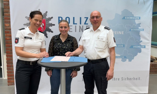 Polizeioberrätin Julia Semper, Sachbearbeiterin für Verkehrsangelegenheiten Wiebke Luttkus und Polizeihauptkommissar Stefan Rinke bei der Präsentation der Verkehrsunfallstatistik. 