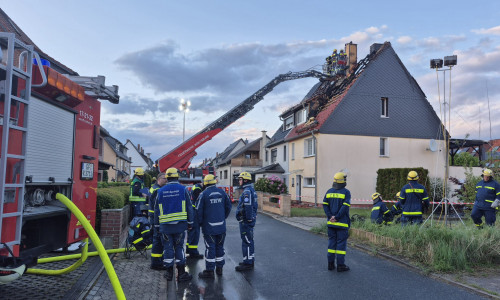Die Einsatzkräfte am Brandort.