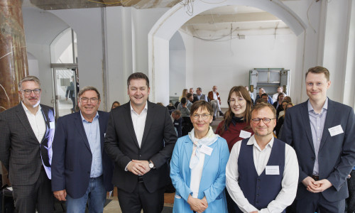 V.l.n.r.: Wirtschaftsdezernent Gerold Leppa, Karsten Gerkens, Leiter des URBAN-Netzwerks, Oberbürgermeister Dr. Thorsten Kornblum, Landesbeauftragte Dr. Ulrike Witt, Linn Tramm und René Peter Hohmann vom Deutschen Verband für Wohnungswesen, Städtebau und Raumordnung, und Mathias Dingerdissen aus der Niedersächsischen Staatskanzlei begrüßten die Teilnehmerinnen und Teilnehmer der 81. Tagung des Deutsch-Österreichischen URBAN-Netzwerks.