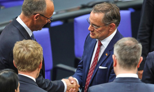 Friedrich Merz bekommt Glückwünsche von Tino Chrupalla am 06.05.2025