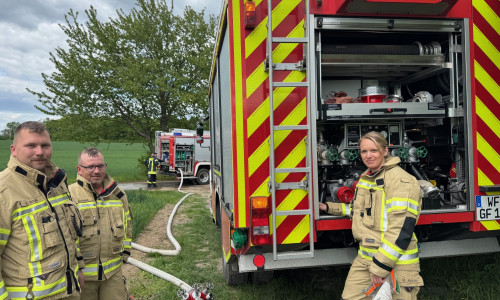  Die Freiwilligen Feuerwehren Groß Flöthe und Börßum sprangen nun kurzfristig ein, um Laichgewässer vor dem Austrocknen zu bewahren.