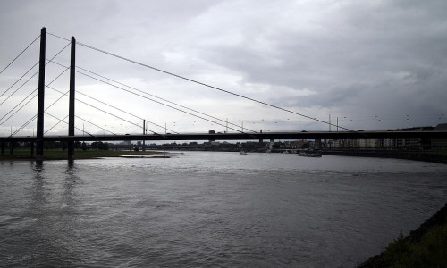 Rheinkniebrücke am Rhein bei Düsseldorf