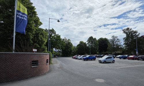 Der Parkplatz Friedrich-Ludwig-Jahn-Platz spielt bei den Plänen der Stadt eine wichtige Rolle.