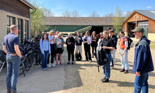 Bei der Exkursion konnten die Studenten die Potentiale und Herausforderungen Wasbüttels vor Ort genauer kennenlernen, hier im Gespräch mit dem stellvertretenden Bürgermeister Ernst Lütje (links). 