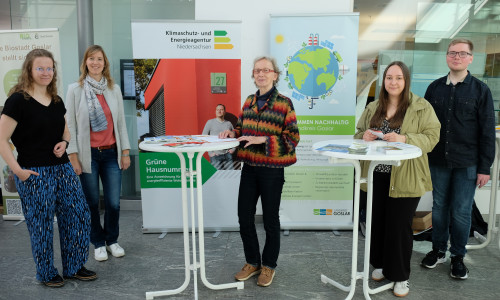 Die „Grüne Hausnummer“ wird von der Informationskampagne „Nachhaltig versorgt vor Ort – Energiewende zu Hause“ begleitet. Marie Scholz (Klimaschutzmanagerin Bad Harzburg), Elisa Nestmann (Klimaschutzmanagerin Landkreis Goslar), Cornelia Grote-Bichoel (Energie- und Ressourcen Agentur Goslar e.V.), Anna Scherschmidt (Umweltschutzbeauftragte Stadt Goslar) und Frederick Banse (Klimaschutzmanager Braunlage) (von links) informieren beim Tag der Sonne über die Angebote der Reihe. 