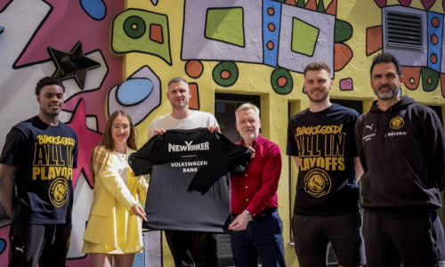 Barra Njie, Lisa Horstmann (Head of Marketing & Communications bei NEW YORKER), Nils Mittmann (Geschäftsführer Basketball Löwen), Oliver Roes (CFO der Volkswagen Bank), Ferdinand Zylka und Jesús Ramírez (v. li.).