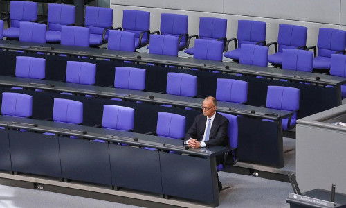 Friedrich Merz alleine auf der Regierungsbank am 06.05.2025