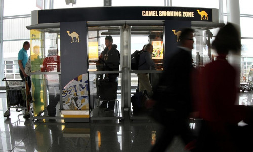 Raucherbox in einem Flughafen (Archiv)