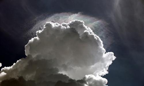 Wolken und Sonne kurz vor Unwetter (Archiv)