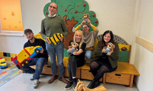 Kinderarzt Dr. Hasan (2. v. l.), MVZ-Praxismanagerin Jana Rainoch (r.) sowie weitere Mitarbeitende der neuen Praxis.