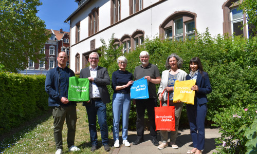 Die Partnerschaft für Demokratie im Landkreis Wolfenbüttel startet in die dritte Förderperiode (vl.n.r.): Jonas Kirsch (Leitung AWO-Freiwilligenagentur), Falk Hensel (Leiter Geschäftsfeld Familie und Soziale Dienste im AWO), Landrätin Christiana Steinbrügge, Axel Klingenberg (Mitarbeiter Freiwilligenagentur , Partnerschaft für Demokratie), Ghalia El Boustami (Leitung Stabsstelle Gesellschaft und Integration im BIZ) und Susanne Köhler (Koordinatorin Partnerschaft für Demokratie).