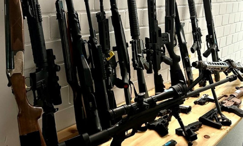 Zu sehen ist ein Auszug von beschlagnahmten Waffen bei einer Durchsuchung in Wietmarschen/Lohne (Archiv)