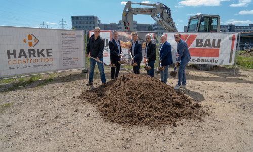  Mit vereinten Kräften: Beim symbolischen Spatenstich setzen Oberbürgermeister Dennis Weilmann sowie Vertreter aus Politik und Wirtschaft den Startschuss für das Bauvorhaben.
