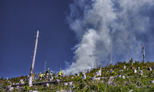 Die Feuerwehr bei dem Einsatz in schwerzugänglichem Gebiet.