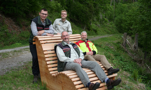 Zu einem Probesitzen traf sich kürzlich Nationalpark-Revierleiter Henning Ohmes (vorn rechts) mit seinem inzwischen in den Ruhestand eingetretenen langjährigen Kollegen bei den Landesforsten, Lutz Nielen (vorn links), sowie Max Godt, dem kommissarischen Revierverwalter der Försterei Königshof im Forstamt Riefensbeek (links), und Förster Tobias Seiffert (rechts), der die Nationalpark-Werkstatt in Oderhaus leitet. 
