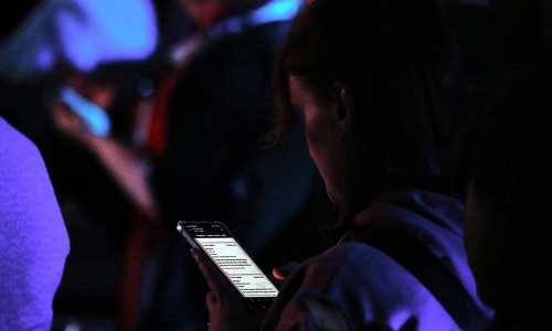 Junge Frau mit Smartphone am 28.05.2025