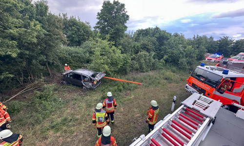 Die Einsatzkräfte bei der Bergung des verunfallten Autos.