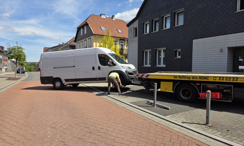 Übersichtsaufnahme des verunfallten Transporters während der Bergungsmaßnahmen.