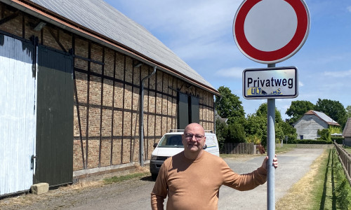 Weil der Linienbus bis Ende August diesen Privatweg befahren darf, konnten gleich mehrere Ärgernisse in Fümmelse beseitigt werden, verkündet Ortsbürgermeister Marc Angerstein.