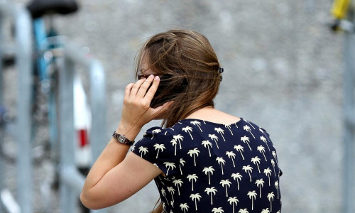 Junge Frau mit Handy (Archiv)