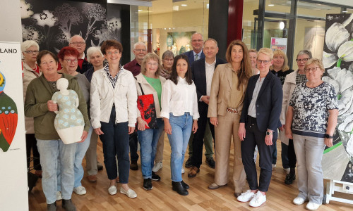 Freuen sich auf den Start der Pop-up-Galerie in der City Galerie Peine: Klaus Saemann, Bürgermeister der Stadt Peine und Aufsichtsratsvorsitzender der Peine Marketing GmbH (7.v.r.), Anja Barlen-Herbig, Geschäftsführung Peine Marketing GmbH (6.v.r.), Saha Onal-Elmas, Stabsstellenleiterin der Wirtschaftsförderung der Stadt Peine (9.v.r.), Frank Ledel, Center-Manager City Galerie Peine (8.v.r.), Kathrin Bolte, Projektmanagerin Zentrenmanagement (4.v.r.), Vera Szöllösi, 1. Vorsitzende der Künstlervereinigung KiP – Kunst im Peiner Land (6.v.l.) und die Mitglieder der Künstlervereinigung KiP – Kunst im Peiner Land.