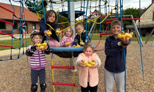 Mila, Maya, Emma, Till, Amelie und Leo (von links) haben sich schon gelbe Quietsche- Entchen für das Entenrennen auf der Warne gesichert.