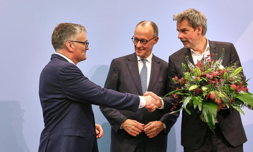 Stefan Kornelius, Friedrich Merz, Steffen Hebestreit am 12.05.2025