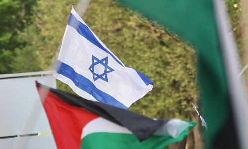Flaggen von Israel und Palästinensern (Archiv)