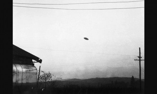 Ein Foto einer fliegenden Untertasse, aufgenommen am 11.05.1950 von dem Farmer Paul Trent in McMinnville, Oregon, über seiner Farm.