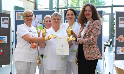 Gold-Auszeichnung für die Aktivitäten in Sachen Händedesinfektion (v.l.n.re.): Das Hygiene-Team des Klinikum Wolfsburg um Klinikhygienikerin Dr. Birgit Feier (li.) Medizinische Direktorin Priv.-Doz. Dr. Alina Dahmen (re.) präsentieren das Zertifikat