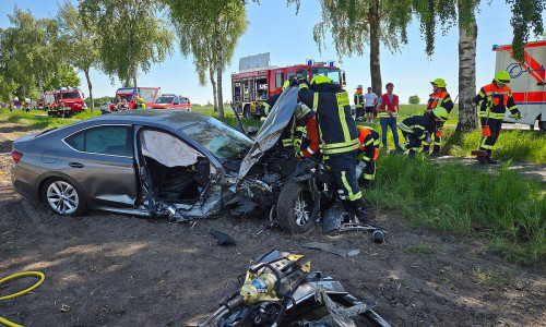 Feuerwehrkräfte am verunfallten Fahrzeug (Archiv)