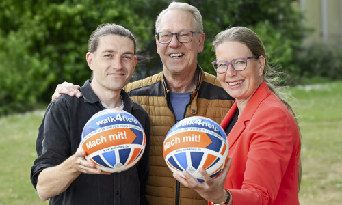 von links: Mit dem walk4help werden in Sickte zwei Projekte für mehr Kindergesundheit gefördert. Philipp Schmidt (OBS Sickte), Volker Machura (Wir helfen Kindern e.V.) und Nicole Mölling (Volksbank BRAWO und United Kids Foundations) freuen sich über viele Teilnehmer, die am 5. Juli 2025 in Braunschweig gemeinsam für den guten Zweck gehen, walken oder laufen.