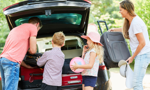 Bevor es in den Urlaub geht, gilt es, das Gepäck der ganzen Familie sicher im Auto zu verstauen.