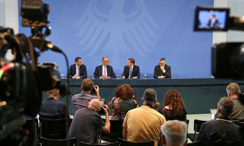Olaf Lies, Friedrich Merz, Michael Kretschmer und Stefan kornelius am 18.06.2025