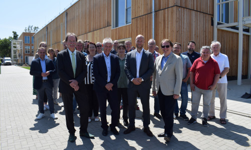 Gruppenbild bei der Einweihung der Kita Wiesenstraße, erste Reihe v.l.: Ortsbürgermeister Andreas Triebe, Oberbürgermeister Frank Klingebiel, Tobias Böttcher (Amt für Regionale Landesentwicklung) und Stadtrat Dr. Dirk Härdrich.