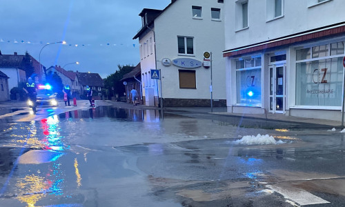  Aufgrund eines Wasserrohrbruchs ist aktuell und bis auf Weiteres die Hauptstraße in Wenden vollgesperrt.
