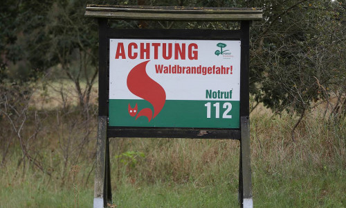 Hinweis auf Waldbrandgefahr (Archiv)
