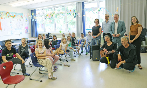  An der Grundschule Fallersleben freuten sich die Kinder und Lehrerin der Klasse 3d sowie Schulsozialarbeiter Frank Sporleder über den Besuch von Thomas Fast (hinten, 2. v. r.), Vorstandsvorsitzender der Volksbank BRAWO Stiftung, dem Theater Springinsfeld und der Beratungsstelle Dialog e. V.