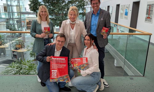 Oberbürgermeisterin Urte Schwerdtner (hinten, Mitte) sowie Sparkassenregionaldirektor Jens Müller (hinten, re.) freuen sich über den neuen Ferienpass, den sie zusammen mit Camilla Dal Pos (vorne, re.) und Jannick Voss (vorne, li.) von der Stadtjugendpflege sowie Mara-Lena Macke (hinten, li.), Fachdienstleitung Bildung und Soziale der Stadt Goslar, präsentieren.