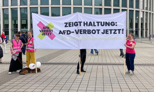 Protest für AfD-Verbot am Rande des SPD-Parteitags am 28.06.2025