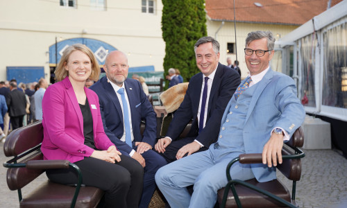 Melanie Vogelbach (Bereichsleiterin Internationale Wirtschaftspolitik, Außenwirtschaftsrecht), Dr. Florian Löbermann (Hauptgeschäftsführer der IHK Braunschweig), David McAllister (Vizepräsident der europäischen Volkspartei) und Tobias Hoffmann (Präsident IHK Braunschweig) machten es sich auf der Kutsche bequem.