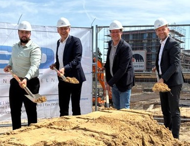Spatenstich mit Oberbürgermeister Dennis Weilmann (rechts) sowie (von links) Bauleiter Ali Farhat, Stadtbaurat Kai-Uwe Hirschheide und Geschäftsführer der asp Projektsteuerung GmbH Björn Gödde.