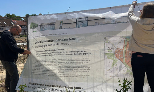 Alle Interessierten sind herzlich eingeladen, an den Baustellen-Bannern einen Blick über den Zaun zu werfen und Archäologie ein Stück weit live mitzuerleben.