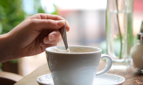 Eine Tasse Kaffee in einem Café (Archiv)