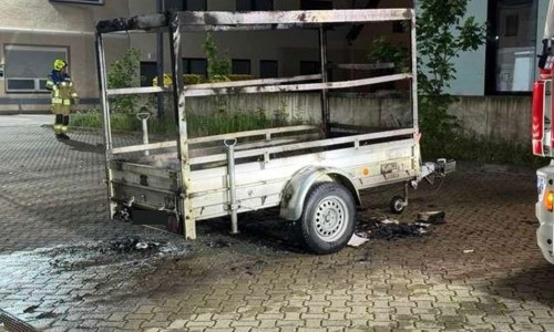 In den frühen Morgenstunden des Mittwochs geriet ein PKW-Anhänger auf dem Gelände eines Bürogebäudes in der Heinrich-Nordhoff-Straße in Brand